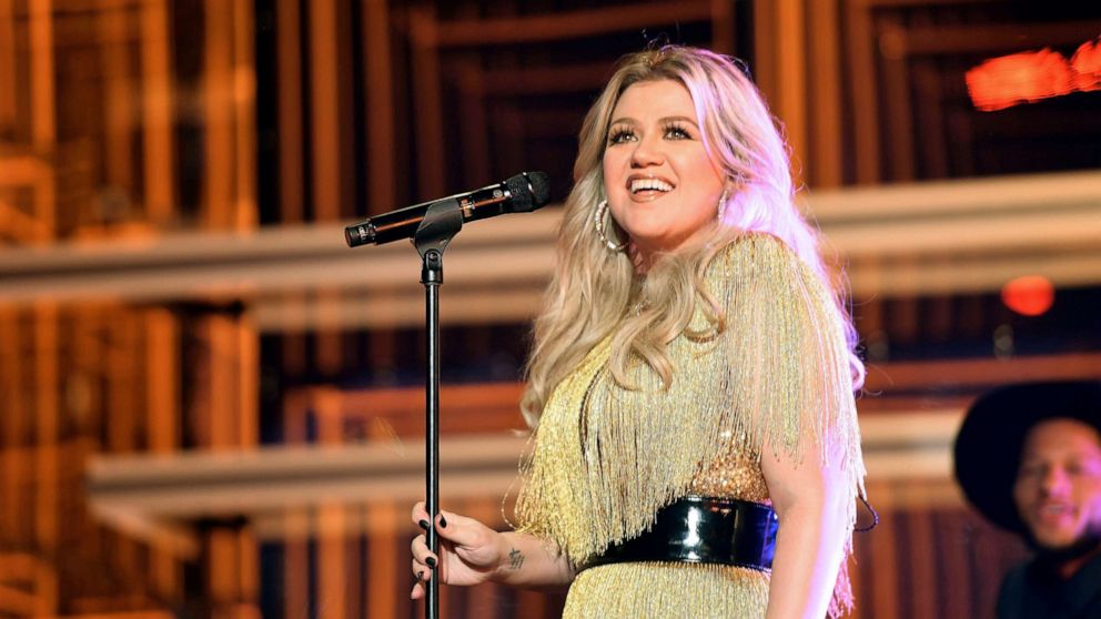 Kelly Clarkson's dramatic weight loss was NOT from surgery