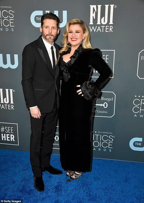 kelly-clarkson-talk-show-return-after-absence-9838.jpeg