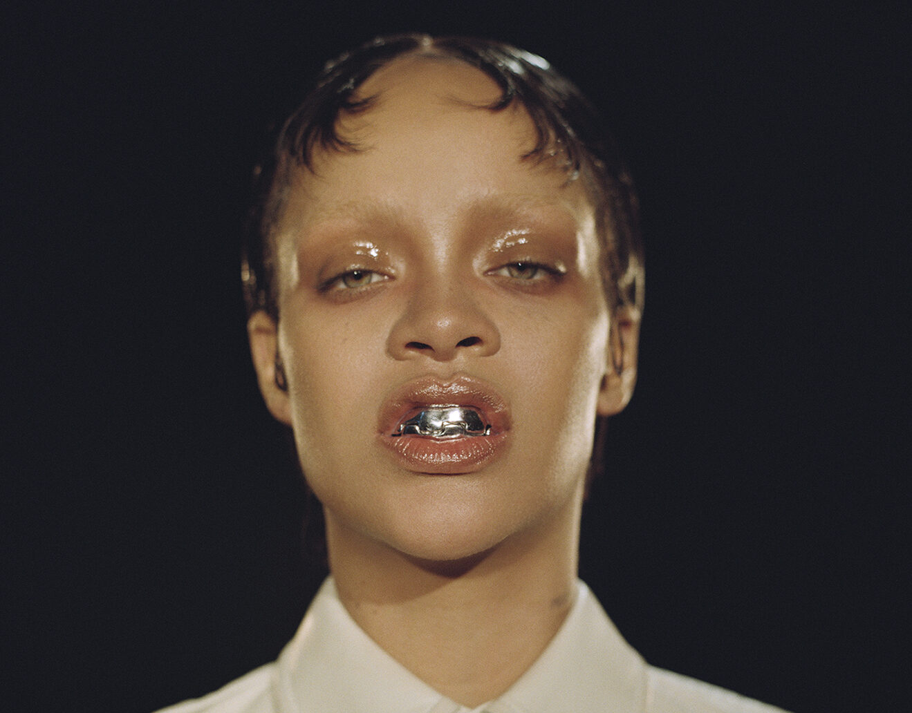 rihanna-diamond-ring-close-up-1160.jpeg