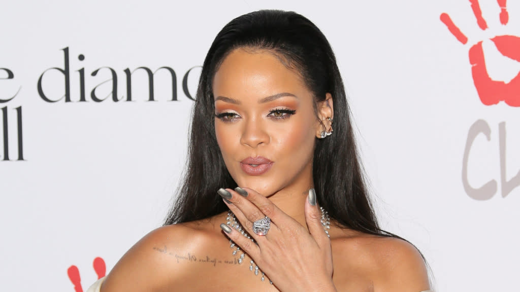 rihanna-diamond-ring-close-up-3269.jpeg