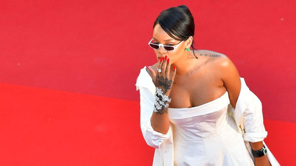 rihanna-diamond-ring-close-up-7852.jpeg