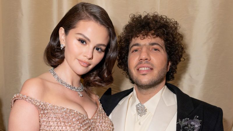 selena-gomez-benny-blanco-hot-ones-cnn-8578.jpeg