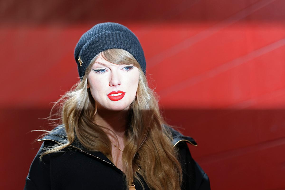 t-swift-kansas-city-chiefs-family-9323.jpeg