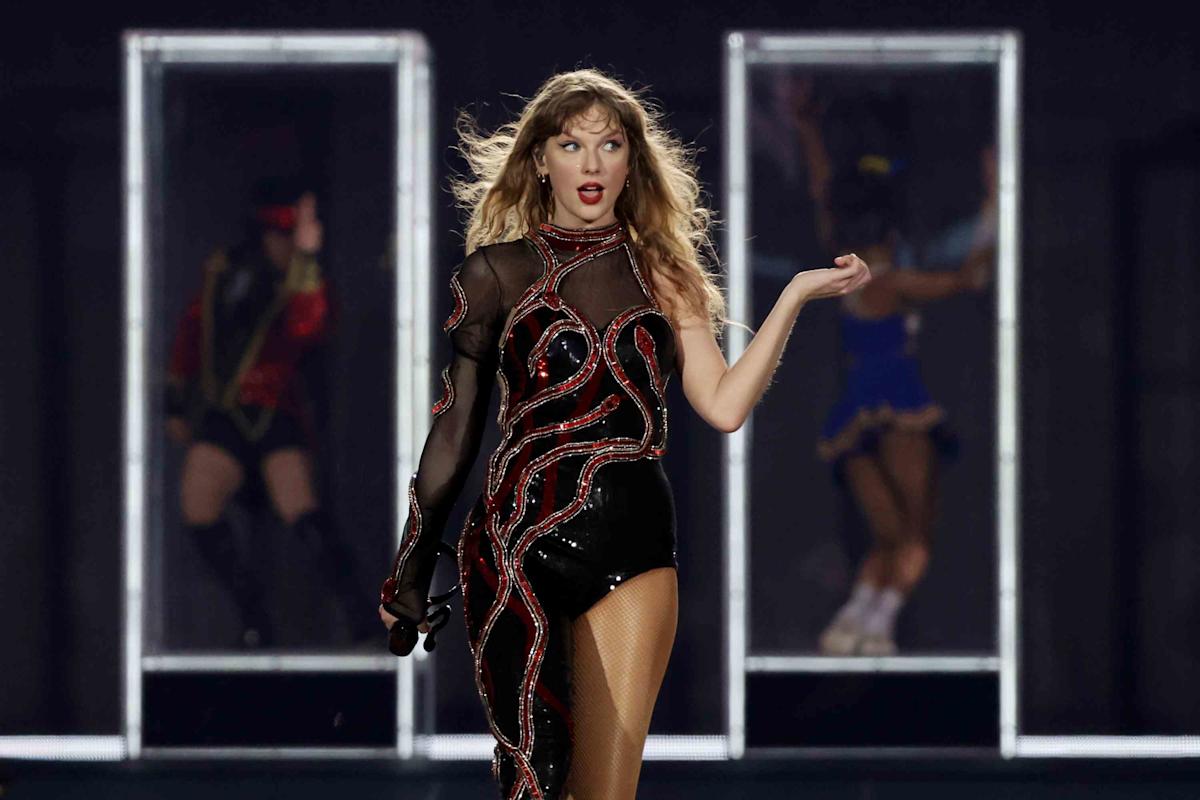 taylor-swift-9000-necklace-hack-3104.jpeg